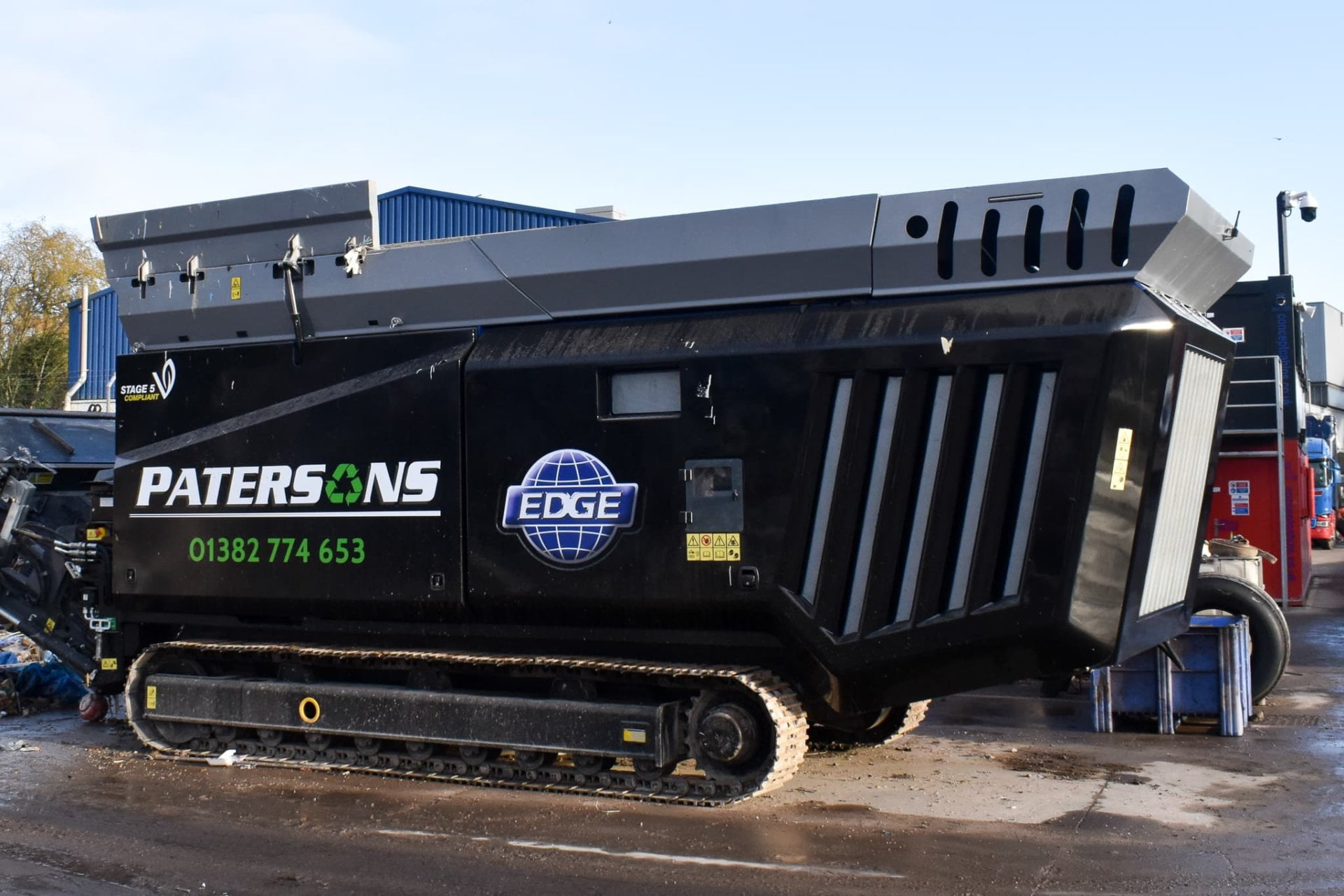 Who does vehicle lettering in Dundee?