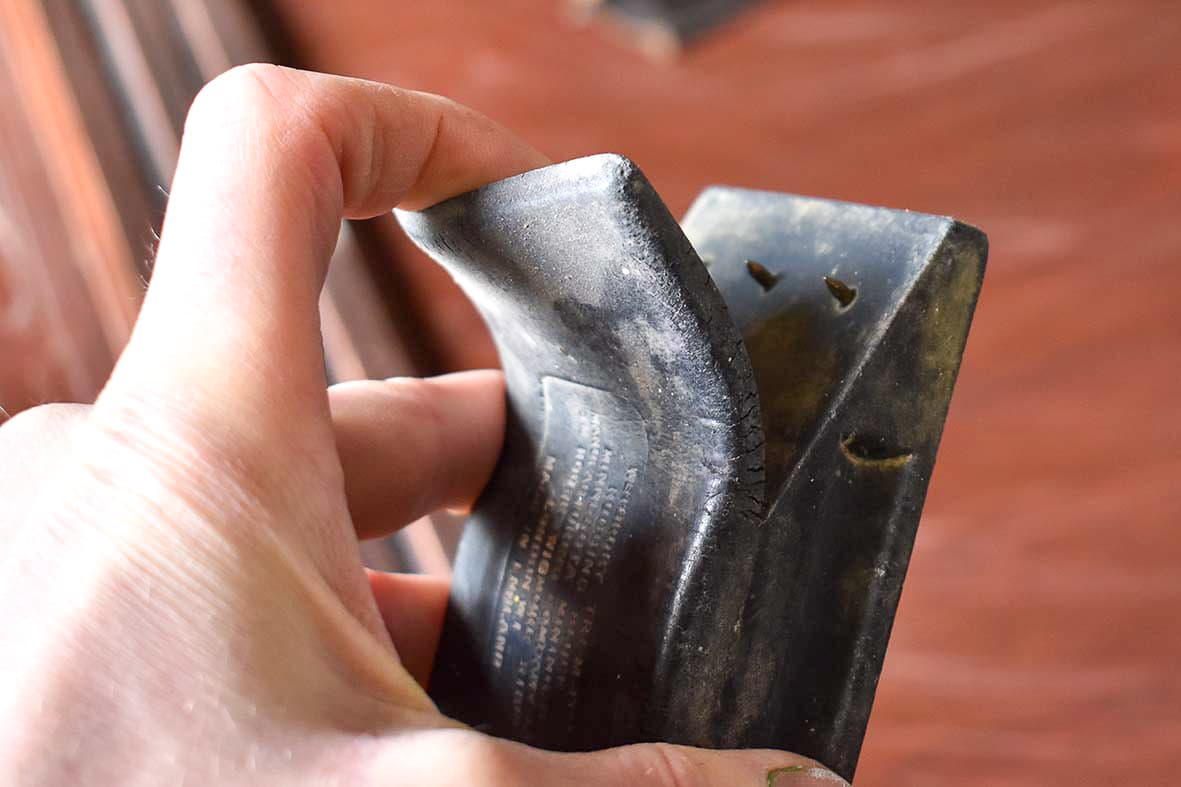 A rubber sanding block with teeth