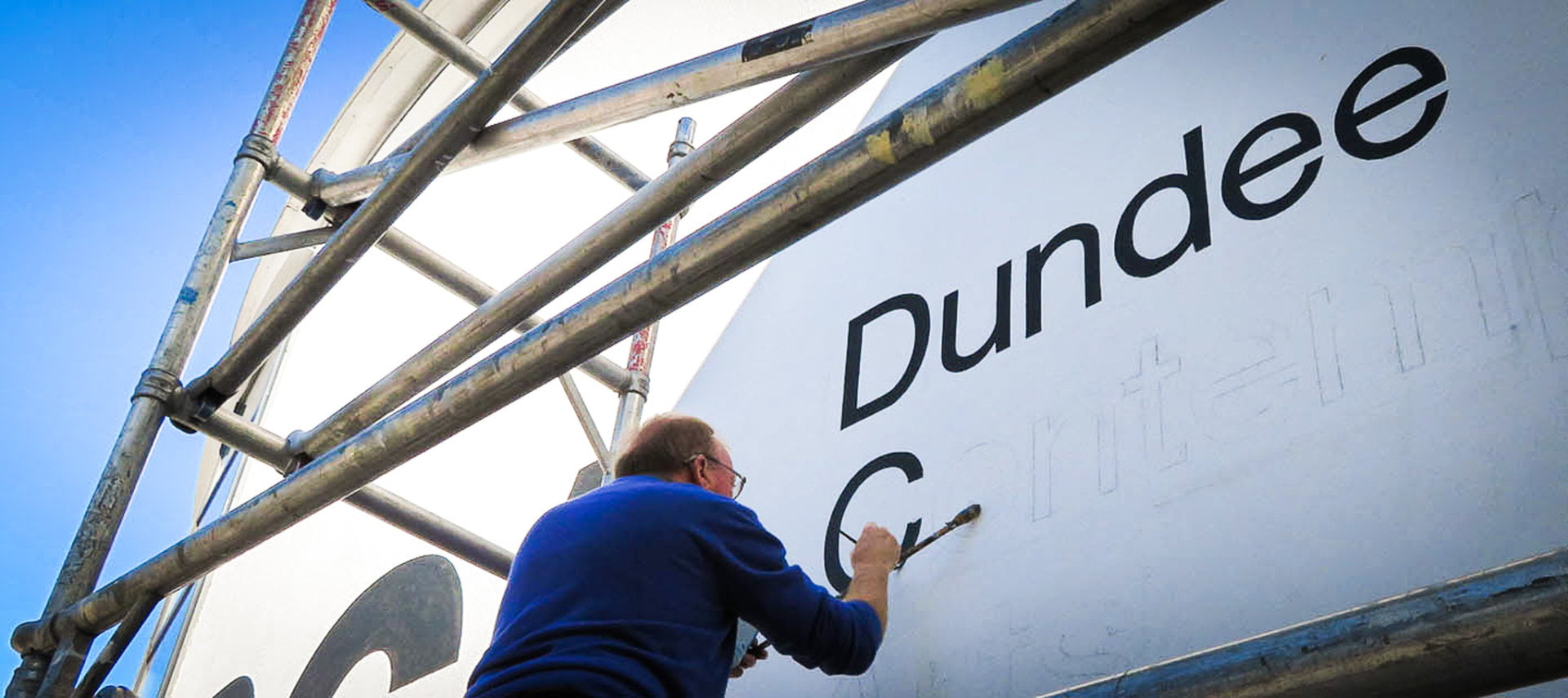 Signwriter in Dundee