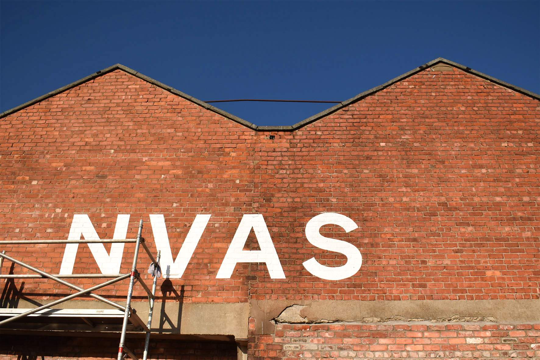 Signwriting large painted letters in Dundee